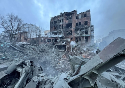 写真：２日、ロシア軍の空爆で破壊されたアパート＝ウクライナ東部ハルキウ州（ロイター＝共同）