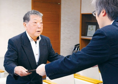 写真：北海道貢献賞を受け取る篠原さん