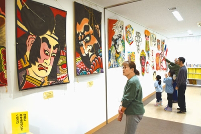 写真：日本各地に伝わる凧が並ぶ会場