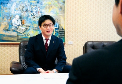 写真:「室蘭のために全力を尽くす」と話す稲葉副市長