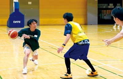 写真：ドリブルしながら敵陣に攻め込む選手