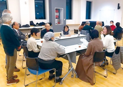 写真：意見交換を通して交流する外国人と町内会関係者ら（提供写真）