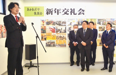 写真：５期目への出馬を表明する赤根氏（左）