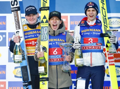写真：Ｗ杯ジャンプ男子個人第１４戦で初優勝し、表彰式で笑顔の二階堂蓮（中央）＝インスブルック（共同）