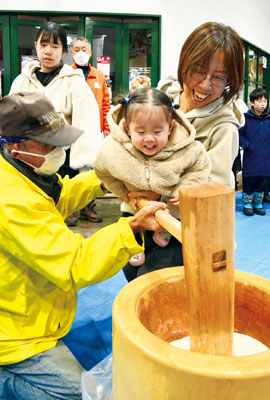 写真：きねを振り下ろす参加者