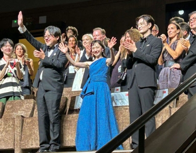 写真：ベネチア国際映画祭での「果てしなきスカーレット」の公式上映後、観客からの拍手に応える（前列左から）細田守監督、芦田愛菜さん、岡田将生さん＝２０２５年９月、イタリア・ベネチア（共同）