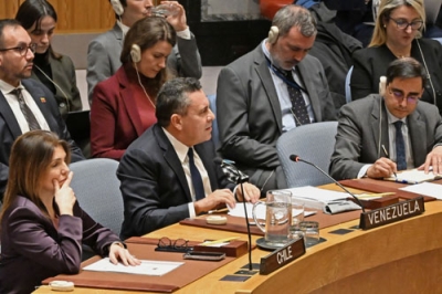 写真：５日、国連安全保障理事会の緊急会合で発言するベネズエラのモンカダ国連大使（前列中央）＝米ニューヨーク（共同）　