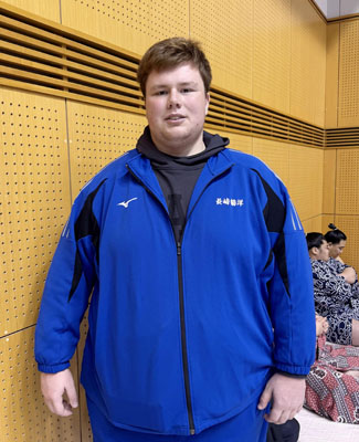 写真：ウクライナ出身で角界入りを目指す、長崎鶴洋高相撲部３年のエゴール・チュグンさん＝２０２５年１１月、長崎県諫早市