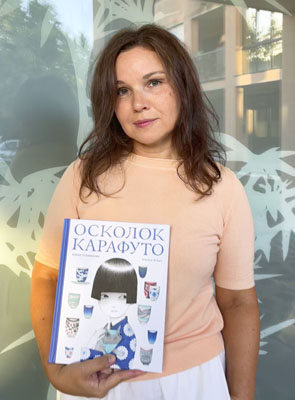 写真：絵本「カラフトのかけら」の作者エレーナ・ゴロワノワさん＝２０２５年９月、イタリア北部ラベンナ（共同）