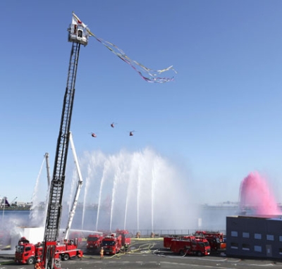 写真：東京消防庁の出初め式で披露された一斉放水＝６日午後、東京都江東区