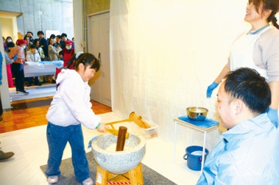 写真：「ぺったん」と餅をつく子ども