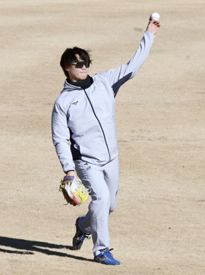 写真:練習を公開した日本ハム・山崎=千葉県鎌ケ谷市