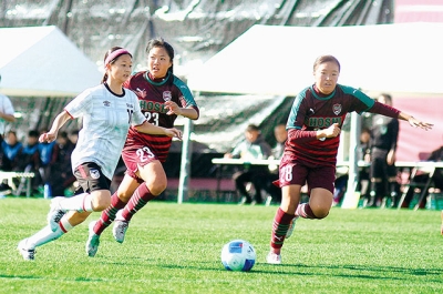 写真：後半追加タイム、ドリブルで攻め込む白濱（左）