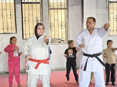 写真：空手教室で教えるハッサン・ライさん（手前右）とサマ・ハラビさん（同左）＝２０２５年１２月、ガザ市（共同）