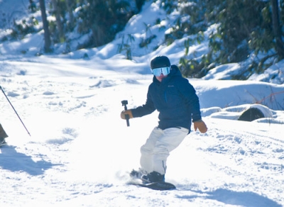 写真：ゲレンデで初滑りを楽しむスノーボーダー
