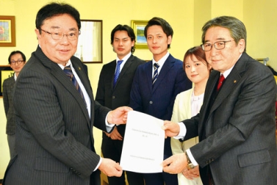 写真：小笠原市長（左）に提言書を手渡す（右から）斎藤会長、小和田さん、望月さん、鈴木さん
