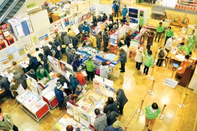 写真：毎年大勢の人でにぎわうアーニスのカレンダーリサイクル市＝昨年１月