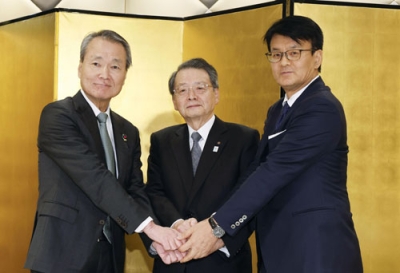 写真：経済３団体の記者会見を終え、記念撮影に応じる（左から）経団連の筒井義信会長、日本商工会議所の小林健会頭、経済同友会の山口明夫代表幹事＝６日午後、東京都千代田区