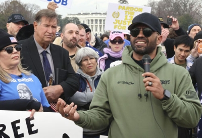 写真:米ホワイトハウス前の広場で演説する極右組織プラウド・ボーイズの元リーダー、エンリケ・タリオ氏=6日、ワシントン(共同)