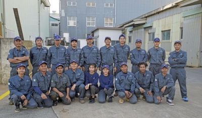 写真:北大東製糖で働く特定技能のインドネシア人=2025年12月、沖縄県・北大東島