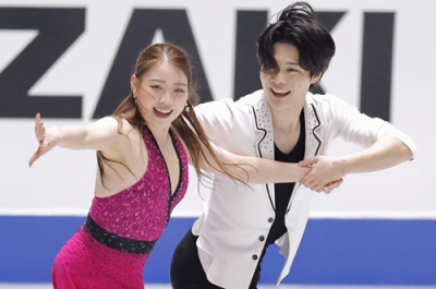写真：昨年１２月の全日本選手権のアイスダンス・ＲＤで演技する紀平梨花（左）、西山真瑚組＝国立代々木競技場