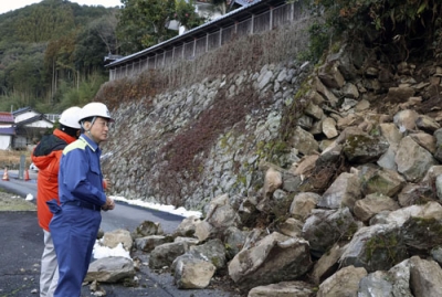 写真：地震の影響で石垣が崩落した現場を視察する鳥取県の平井伸治知事＝７日午前１１時３５分、鳥取県伯耆町