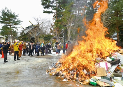 写真：ご利益にあずかろうと、煙を浴びる参拝者ら（刈田神社）