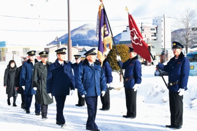 写真：団員たちを観閲する下道洞爺湖町長ら