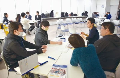 写真：「良い集団づくりのためのルール」について話し合う参加者