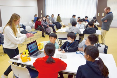 写真:ゲームやクイズを通して英語を楽しむ小学生たち