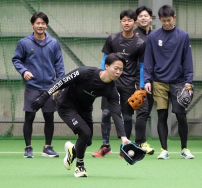 写真：日本ハムの新人合同自主トレで守備練習をする大川（手前）ら＝千葉県鎌ケ谷市