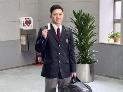 写真：ロッテの選手寮に入ったドラフト１位の新人石垣投手＝７日、さいたま市