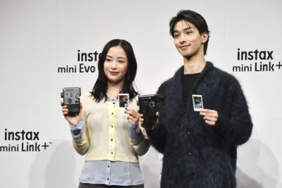 写真：富士フイルムの発表会で「チェキ」の新製品をＰＲする広瀬すずさん（左）と横浜流星さん＝７日、東京都港区