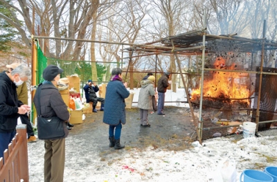 写真:炎に一年の祈りを込める参拝者=7日、中嶋神社