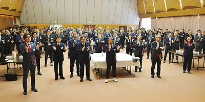 写真：干支（えと）にちなみ「ウマくいく年」を願って三本締めをする出席者ら