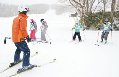 写真:初心者コースで滑り方を教わる子どもたち