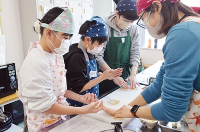 写真:ちぎりパン作りを楽しんだおやこ料理教室