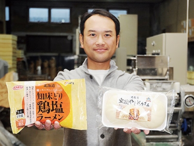 写真：「室蘭やきとりまん」（右）と「北海道鶏塩ラーメン」をＰＲする矢野工場長