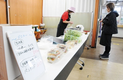 写真：道南バスの東町ターミナル内で始まったカレーライスなどの販売