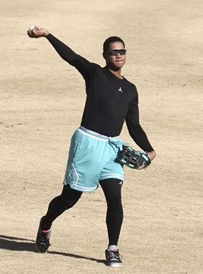 写真:キャッチボールで調整する日本ハムの万波=千葉県鎌ケ谷市