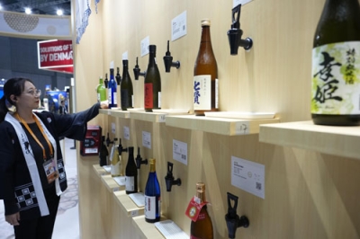 写真:「中国国際輸入博覧会」に出展したジェトロのブースに用意された、日本酒などの試飲コーナー=2025年11月、中国上海市(共同)