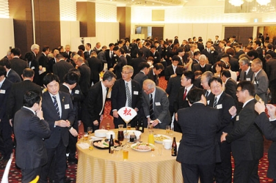 写真：年始のあいさつを交わして親睦を深める出席者