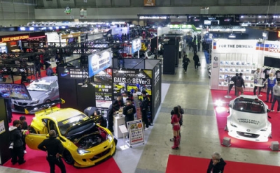 写真:千葉市の幕張メッセで開幕した「東京オートサロン」=9日午前