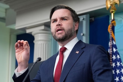 写真:米ホワイトハウスで記者会見するバンス副大統領=8日、ワシントン(AP=共同)