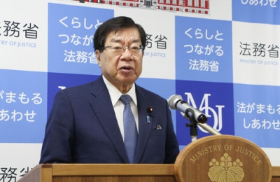 写真：記者会見する平口法相＝９日午前、法務省