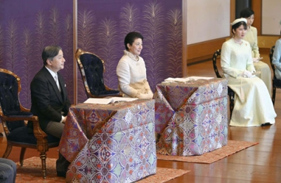 写真：「講書始の儀」で講義を受けられる天皇、皇后両陛下と愛子さま＝９日午前、宮殿・松の間（代表撮影）