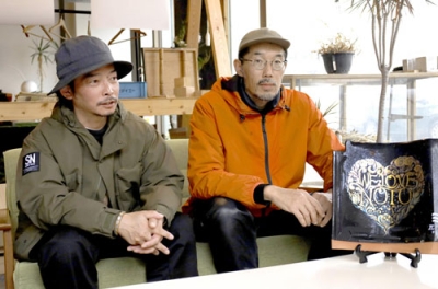 写真：能登瓦の活用に取り組む「瓦バンク」理事の吉沢潤さん（左）と鬼瓦職人の森山茂雄さん。卓上は能登瓦を再利用したアート作品＝石川県小松市