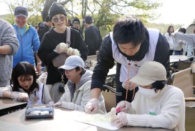 写真：障害者向けのキャンプで調理をする参加者ら＝２０２５年１１月、愛知県豊川市