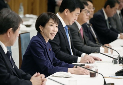 写真：政府与党連絡会議で発言する高市首相（左から２人目）＝９日午後、首相官邸