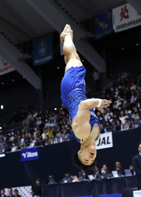写真：体操の全日本団体・種目別選手権の床運動で優勝した仙台大の鈴木一太＝２０２５年１１月、高崎アリーナ